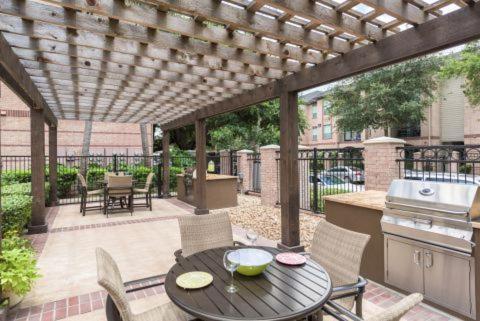 Bright & Modern Galleria Suite! 5 Star Location, Self Check In & Free Parking Houston Exterior photo